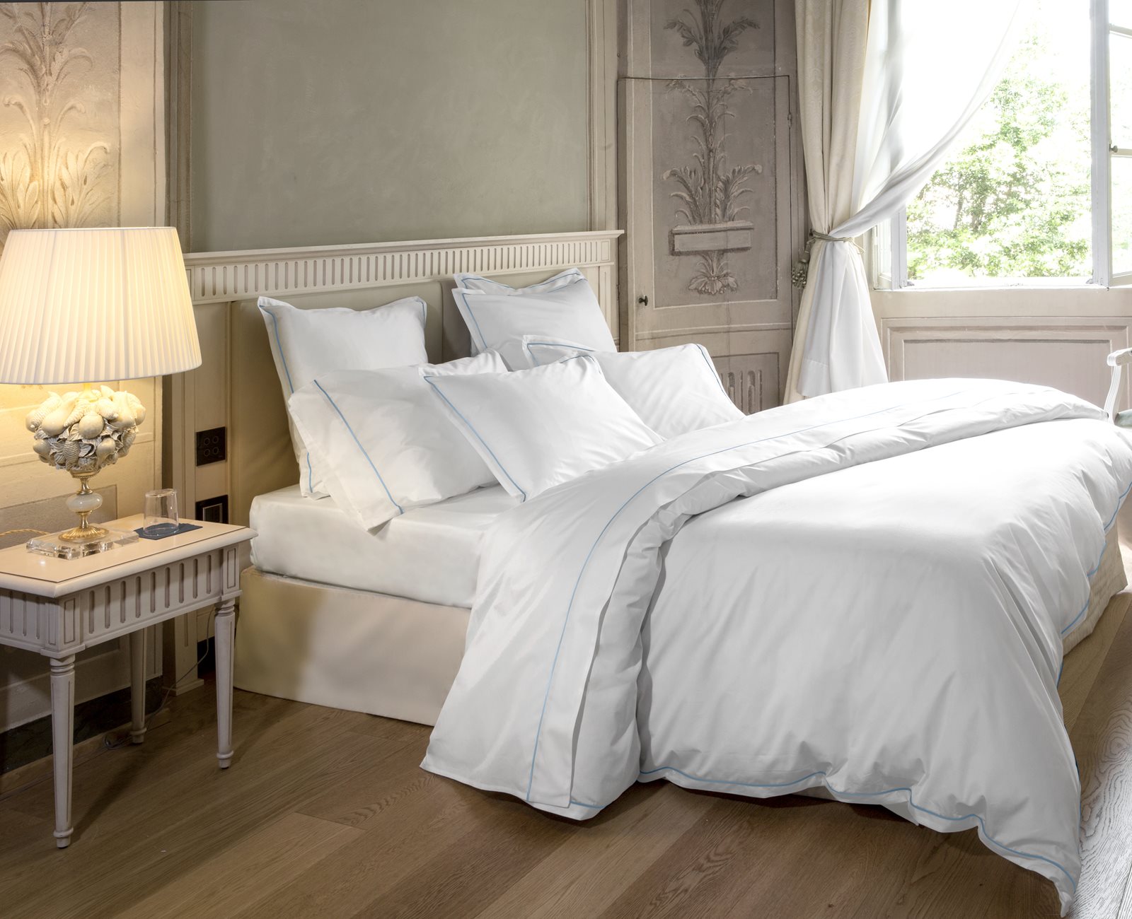 LUCE-020-305-WHITE-CERULEAN-BLUE-(3).jpg LUCE-020-305-WHITE-CERULEAN-BLUE-(3).jpg